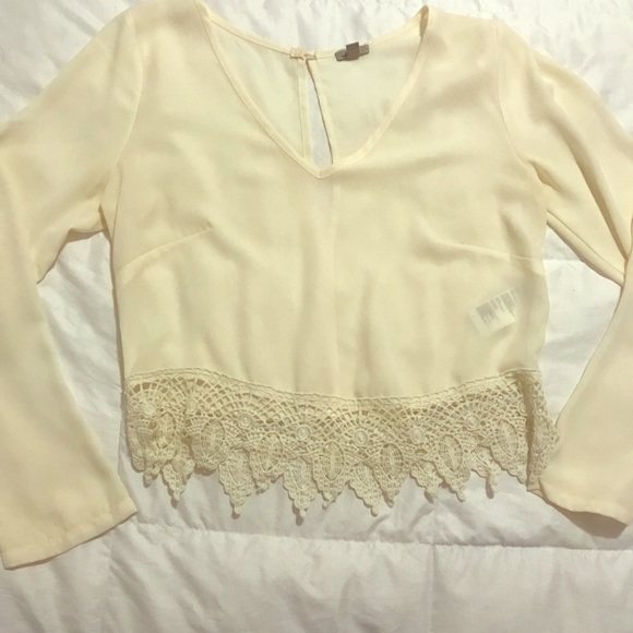 Cream colored crop blouse - Picture 2 of 4